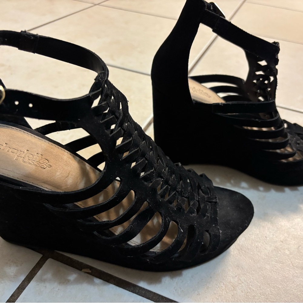 Woman’s Black wedges